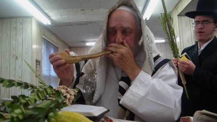 Liska Rebbe blowing shofar during saying 
