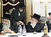 Liska Rebbe giving Kos shel brocha to his grandson Rav Alexander Sender Friedlander