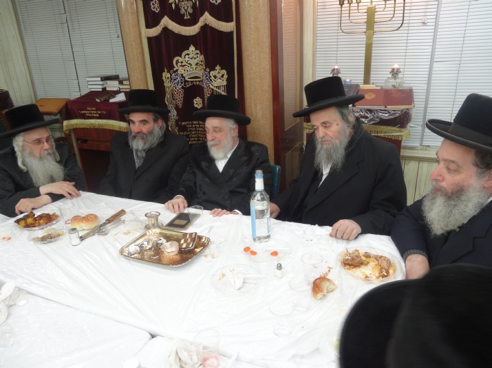 L-R: Rav Avrohom Friedlander Hivnov Rav, Rav Tzvi Weiss Uhely Rav, HaRav Tzvi Hersh Friedlander Liska Rebbe, Rav Yechiel Ausch Vulkaner Rav, Rav Shulem Chaim Friedlander, , , ezra friedlander