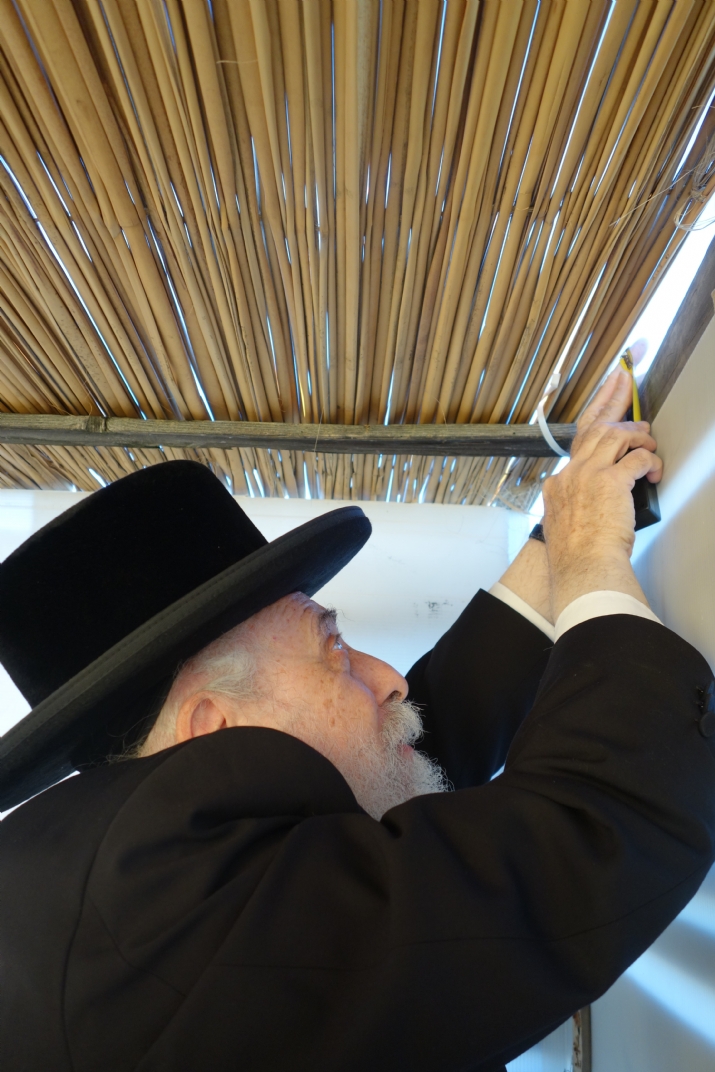 Liska Rebbe measuring distance between wall of Sukkah and schach to determine kosher status of Sukkah, , היבנוב, ezra friedlander