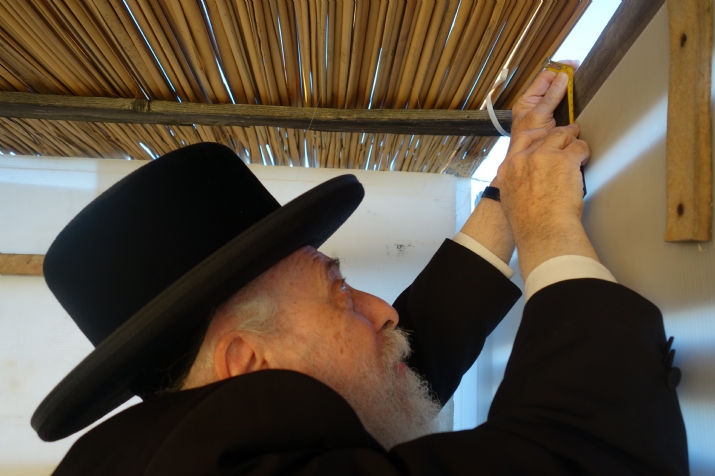 Liska Rebbe measuring distance between wall of Sukkah and schach to determine kosher status of Sukkah, , היבנוב, ezra friedlander