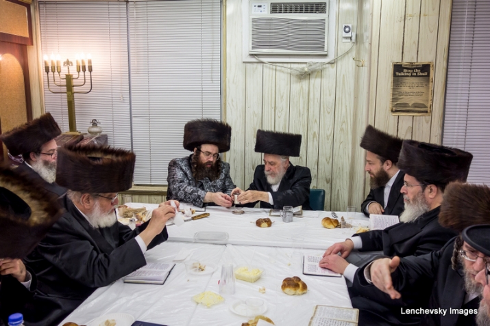 Veretzky Rebbe Shlita from Bnei Brak participated Shalosh Seudes by the Liska Rebbe Shlita in Boro Park who was mechabed him with bentching, , Veretzky Rebbe of Eretz Yisrael, ezra friedlander