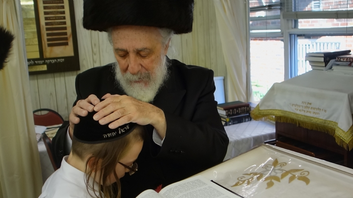 Liska Rebbe benches his grandson Erev Yom Kippur 5777, , , ezra friedlander