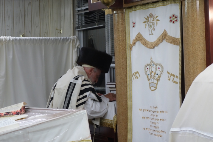 Liska Rebbe davening Maariv Motzei Yom Kippur 5777, , , ezra friedlander