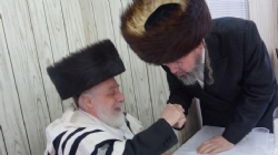 Reb Gedalya Hoffman receiving brocho from Liska Rebbe, Gedalya Hoffman