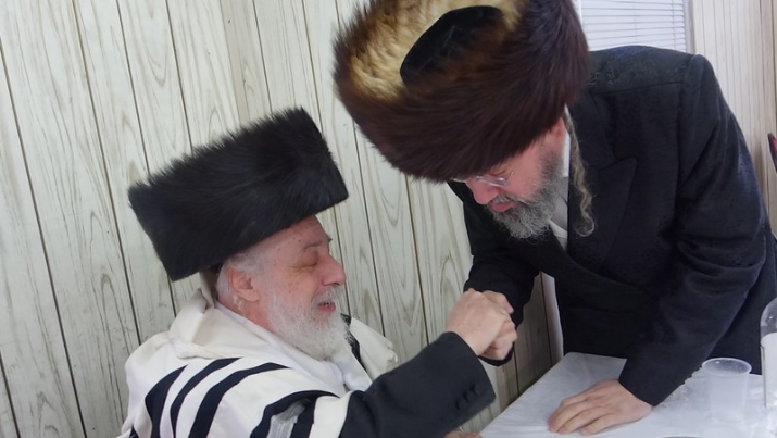 Reb Gedalya Hoffman receiving brocho from Liska Rebbe, Gedalya Hoffman, , ezra friedlander