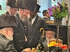כ״ק אדמו״ר מליסקא שליט״א אצל הכנסת ספר תורה משולב עם סעודת שבע ברכות לבנו החתן של העסקן ר׳ ידול פערלשטיין, 9/6/2022