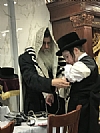 הנחת תפילין של הב׳ רפאל אלימלך נ״י בן הרה״ג בנימין יצחק שליט״א נכד כ״ק אדמו״ר מהיבנוב שליט״א, 