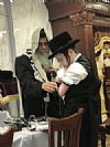 הנחת תפילין של הב׳ רפאל אלימלך נ״י בן הרה״ג בנימין יצחק שליט״א נכד כ״ק אדמו״ר מהיבנוב שליט״א, 