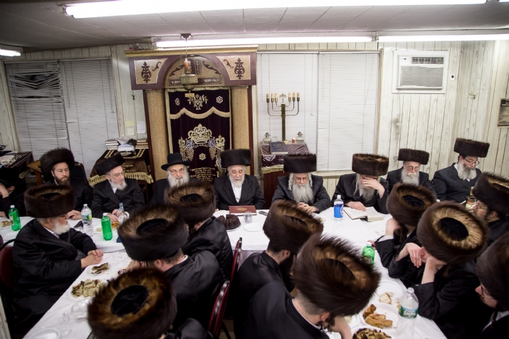Ezra Friedlander, Reb Duvid Moskovits Rosh Kehillah Skulen - Mechuten of Liska Rebbe, Rav Pesach Korb - Bas Yisroel, Liska Rebbe, Rabbi Avrohom Yehoshia Heshel Friedlander - Hivnover Rav, Rav Yosef Tzvi Laufer, Rav Shaul Koblach - menahel Mesivta Eitz Chaim Bobov, Rav Shulem Chaim Friedlander - son of Liska Rebbe, , היבנוב, ezra friedlander