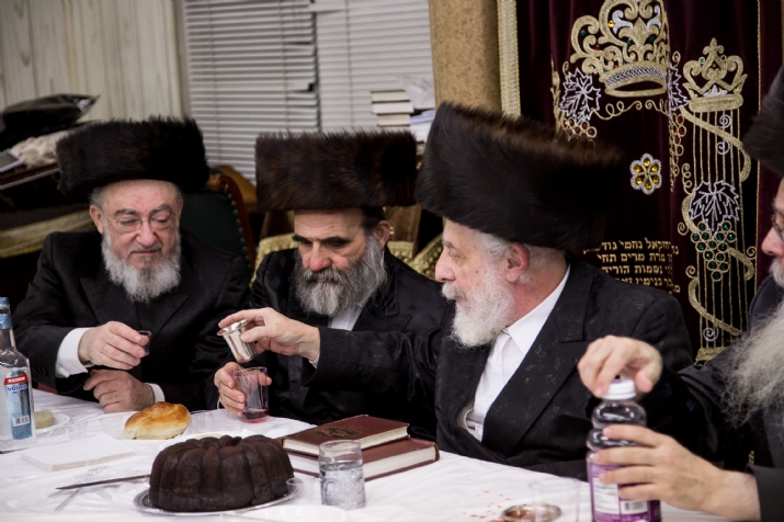 Liska Rebbe with kos shel baracha L-R Reb Duvid Moskovits Rosh Kehillah Skulen - Mechuten of Liska Rebbe, Rav Tzvi Weiss  - Uhely Rebbe, Liska Rebbe, , היבנוב, ezra friedlander