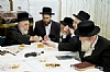 Liska Rebbe distributes Kos shel Brocha