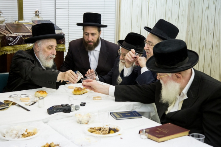 Liska Rebbe distributes Kos shel Brocha, , , ezra friedlander