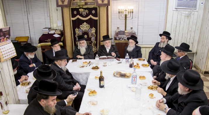 L-R: Rav Gershon Tennenbaum - Igud Harabanim, Rav Avrohom Friedlander Hivnov Rav, HaRav Tzvi Hersh Friedlander Liska Rebbe Shlita, Rav Shaul Knoblach Menahel Mesivta Eitz Chaim Bobov, Rav Sholem Chaim Friedlander, , , ezra friedlander
