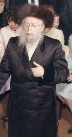 The Liska Rebbe dancing mitzvah tantz at the wedding of his daughter, tbl”c, Rebbetzin Pearl Gittel Leifer., הרב יוזפא מליסקא