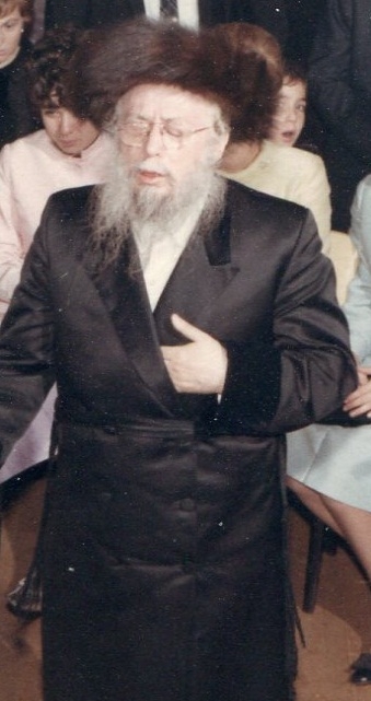 The Liska Rebbe dancing mitzvah tantz at the wedding of his daughter, tbl”c, Rebbetzin Pearl Gittel Leifer.